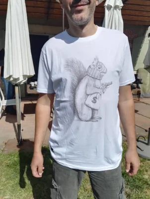 Une personne pose avec un tshirt avec un écureuil masqué comme un bandit en train de braquer de l'argent