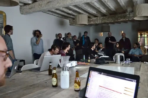 Ambiance attentive, des personnes en train d'assister à une présentation, dans un grand salon