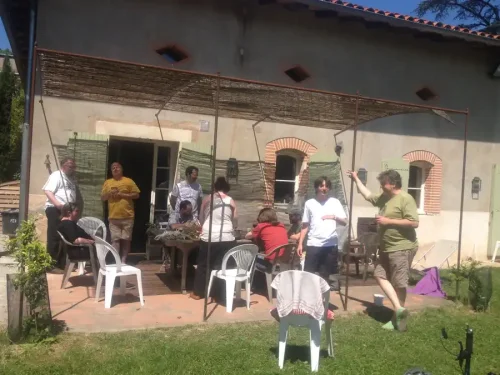 Ambiance détendue, des personnes en train de discuter dans un jardin, au soleil