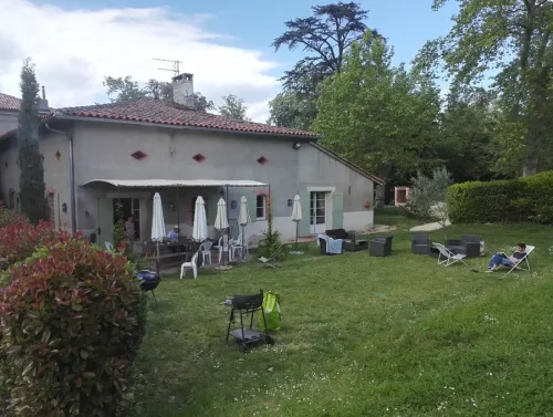 Ambiance détente, une personne en train de buller dans une chaise longue, dans un jardin