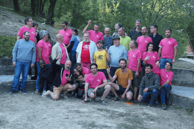 Gif animé montrant deux photos de groupe affichées alternativement en boucle. Les positions des personnes entre les deux photo sont très légèrement différentes, ça crée une animation.